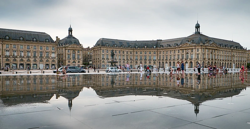 les quais de la ville de bordeaux