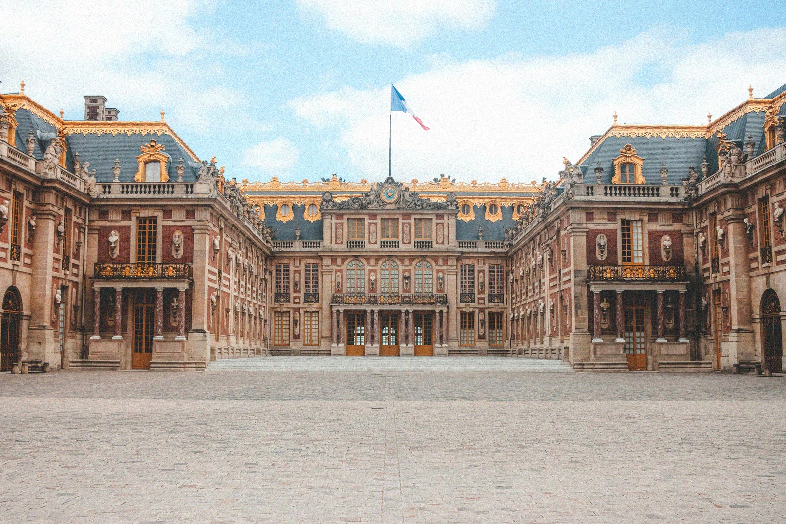 Façade classique ornée du Château de Versailles vue depuis la cour royale