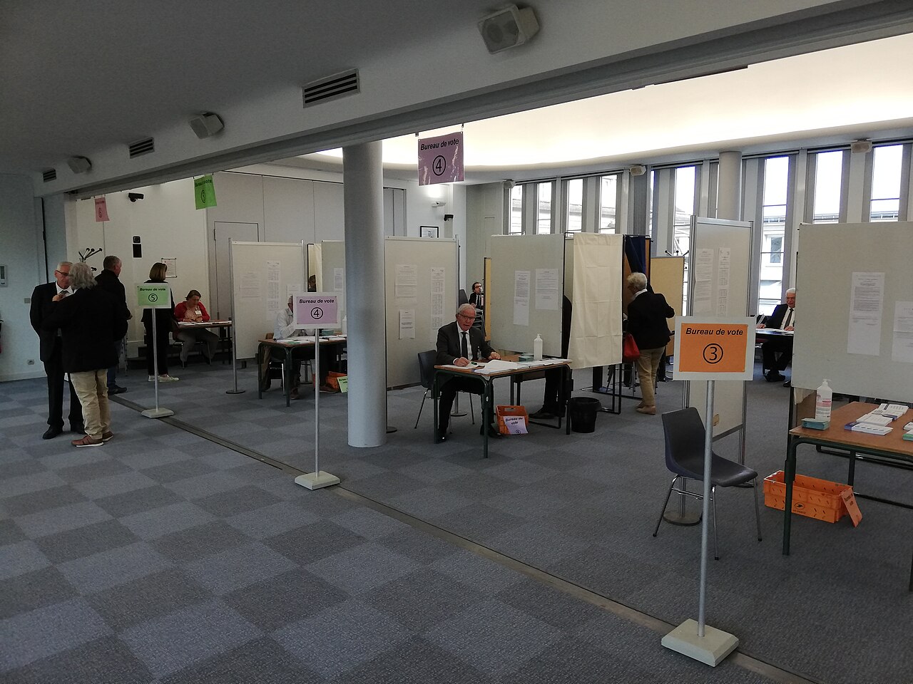 Bureaux de vote lors des élections sénatoriales dans la Manche